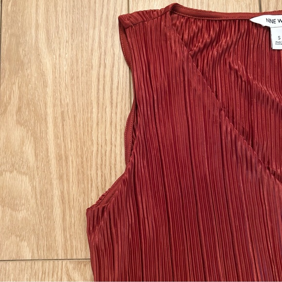 Nine West Sleeveless V-Neck Pleated Blouse Tie Waist | Rust Red Orange | Small - Picture 4 of 9